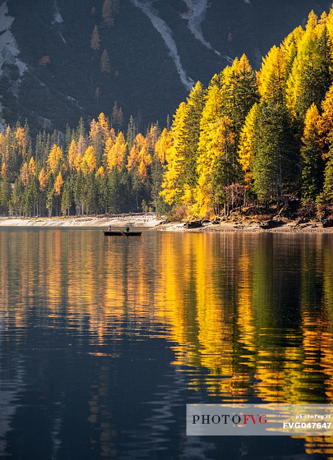Rowing boat on the Lago di Braies or Pragser Wildsee in autumn, Pustertal, dolomites, South Tyrol, Italy, Europe